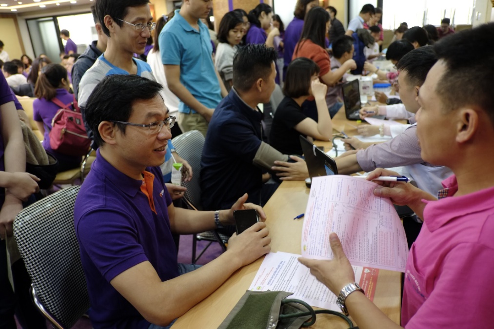 Phó TGĐ – Giám đốc Khối ngân hàng cá nhân Đinh Văn Chiến tại bàn kiểm tra sức khỏe trước khi hiến máu
