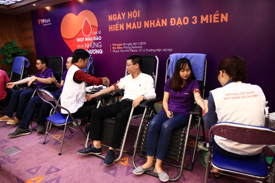 Phó TGĐ - Giám đốc khối vận hành Phạm Đông Anh tại bàn hiến máu