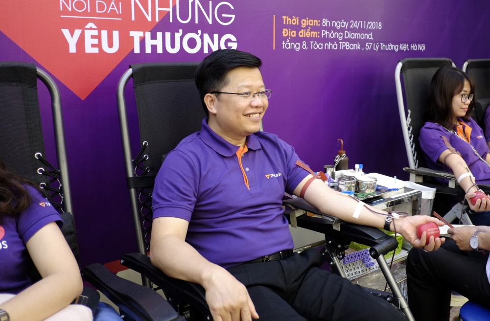 Tổng giám đốc Nguyễn Hưng có mặt từ rất sớm và là một trong những người đầu tiên tham gia hiến máu. Đó là hình ảnh truyền cảm hứng mạnh mẽ cho các CBNV toàn ngân hàng thêm hào hứng với hoạt động này.