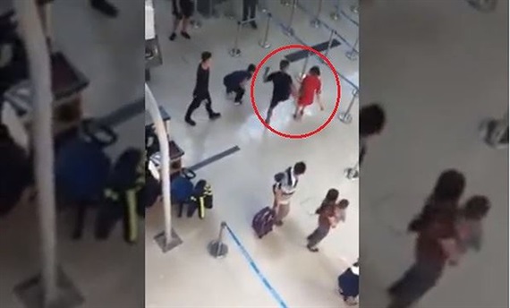 Ảnh minh họa cắt từ clip vụ nữ nhân viên bị hành hung tại sân bay Thọ Xuân, Thanh Hóa