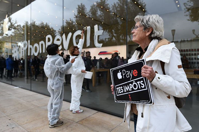 Một bức ảnh người dân châu Âu ra mặt biểu tình buộc Apple đóng thuế đầy đủ