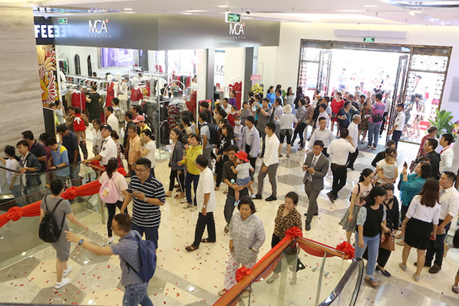 Ảnh 7: Vincom Plaza Tây Ninh đón hàng nghìn khách hàng ngay sau khi chính thức mở cửa