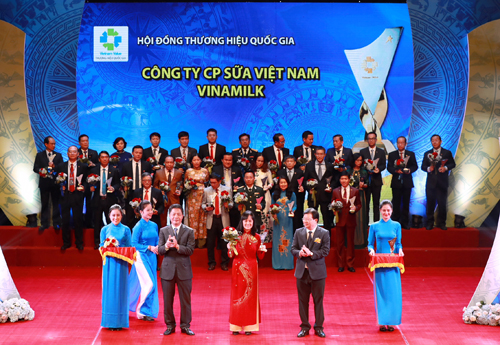 Bà Nguyễn Minh Tâm (ở giữa), Giám đốc Chi nhánh Vinamilk Hà Nội nhận