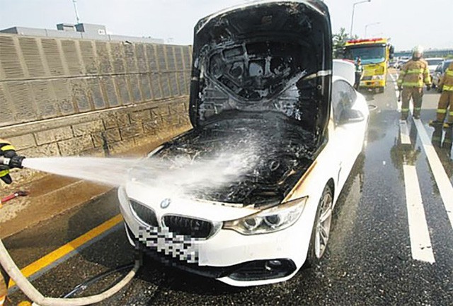 Một chiếc BMW bất ngờ bốc cháy khi đang lưu thông tại Hàn Quốc