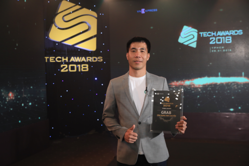 Ông Nguyễn Trung Thành - Giám đốc bộ phận GrabBike nhận kỷ niệm chương tại sự kiện Tech Awards 2018.