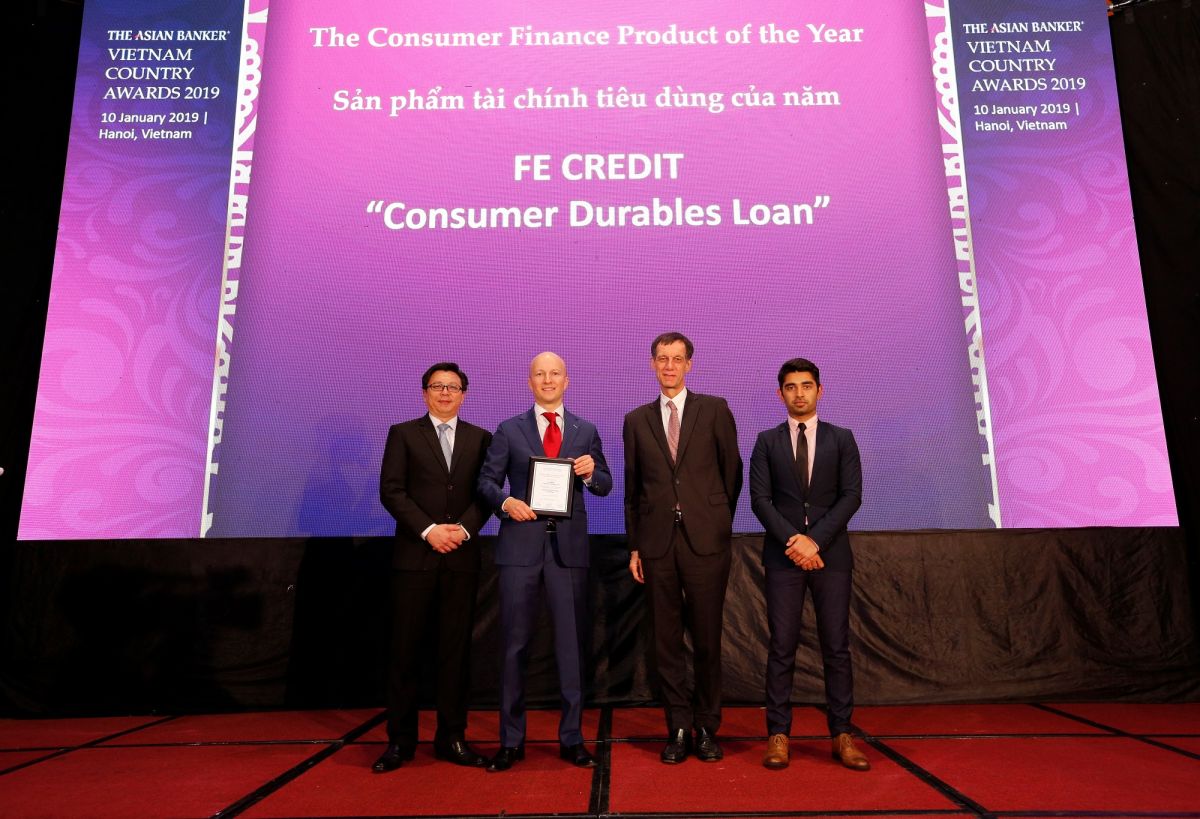 Ông Dmitry Sapronov đại diện FE Credit nhận giải thưởng danh giá của The Asian Banker