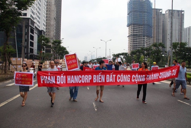 Người dân chung cư Khu Đoàn ngoại giao xuống đường phản đối điều chỉnh quy hoạch (Nguồn Vietnamnet)
