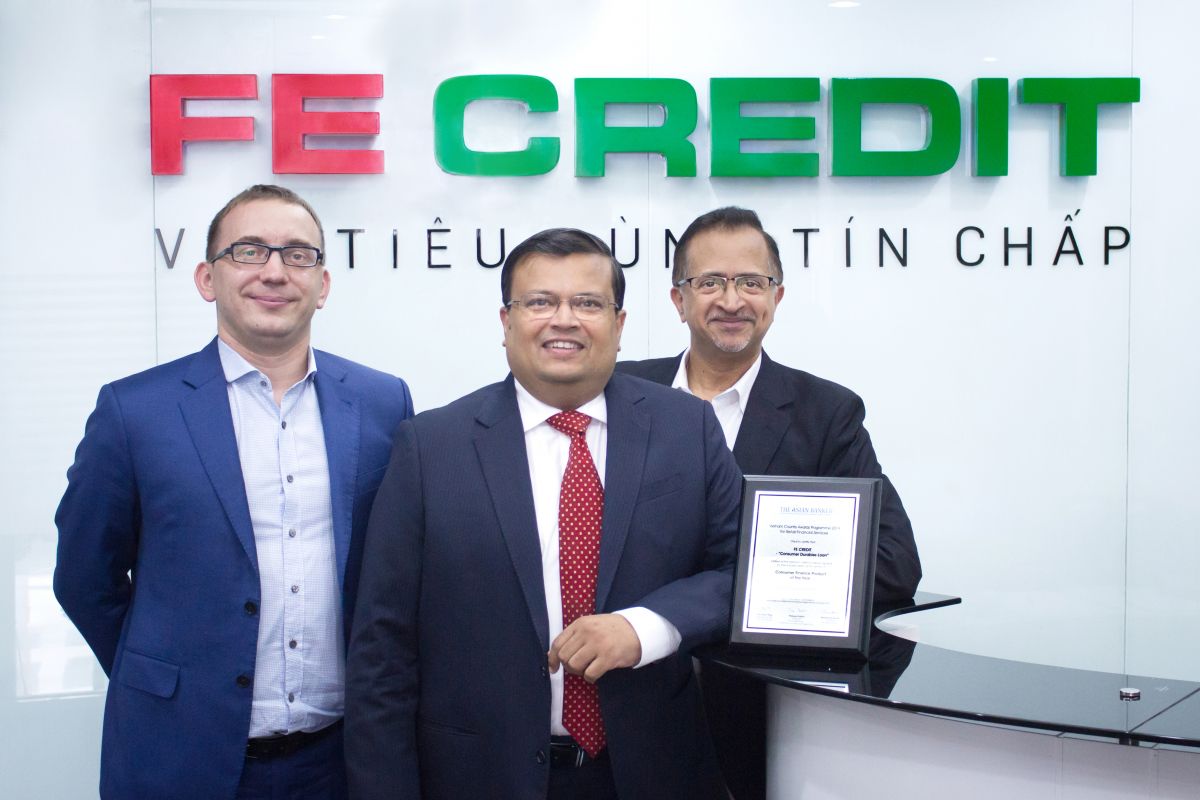 CEO và các Giám Đốc của FE CREDIT vui mừng nhận giải thưởng uy tín từ The Asian Banker