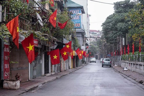Đường phố Hà Nội, Sài Gòn bình yên ngày mùng 1 Tết - Ảnh 1