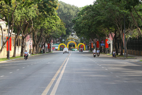 Đường phố Hà Nội, Sài Gòn bình yên ngày mùng 1 Tết - Ảnh 9