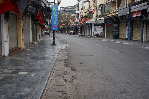 Đường phố Hà Nội, Sài Gòn bình yên ngày mùng 1 Tết - Ảnh 3