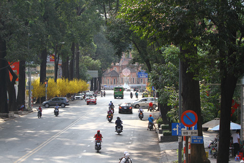 Đường phố Hà Nội, Sài Gòn bình yên ngày mùng 1 Tết - Ảnh 5