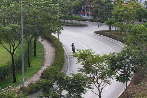 Đường phố Hà Nội, Sài Gòn bình yên ngày mùng 1 Tết - Ảnh 6