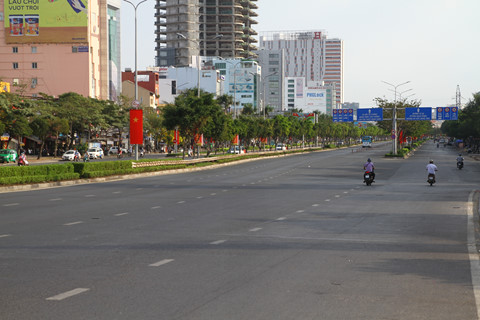 Đường phố Hà Nội, Sài Gòn bình yên ngày mùng 1 Tết - Ảnh 7