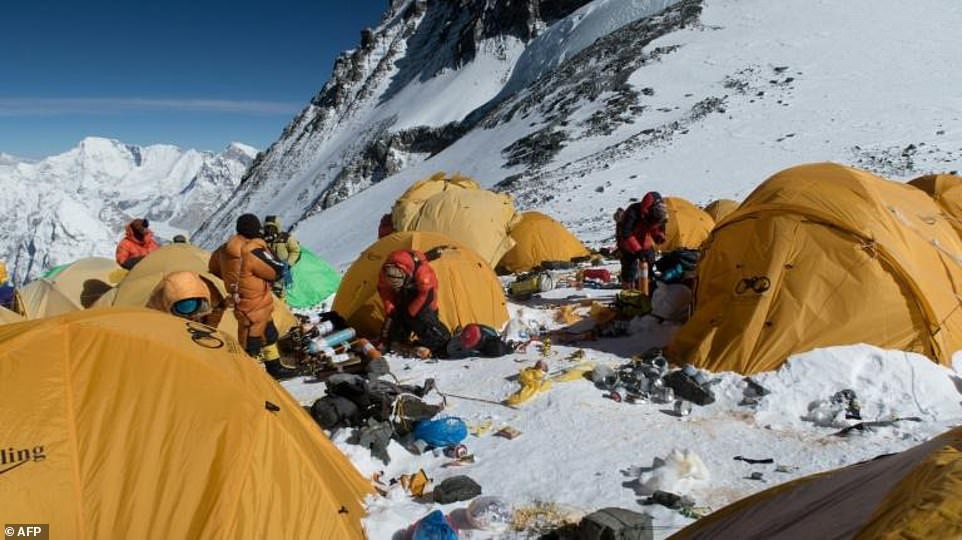 Đỉnh núi cao nhất thế giới đang ngập ngụa trong rác thải