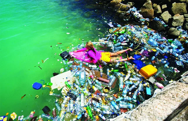 Hàng tấn rác thải đổ ra đại dương mỗi năm