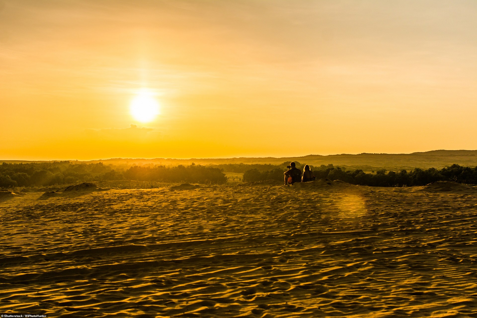 Mặt trời lặn trên cồn cát trắng của bãi biển Mũi Né ở miền Trung Việt Nam. Mũi Né cũng là khu nghỉ mát lớn nhất đất nước.