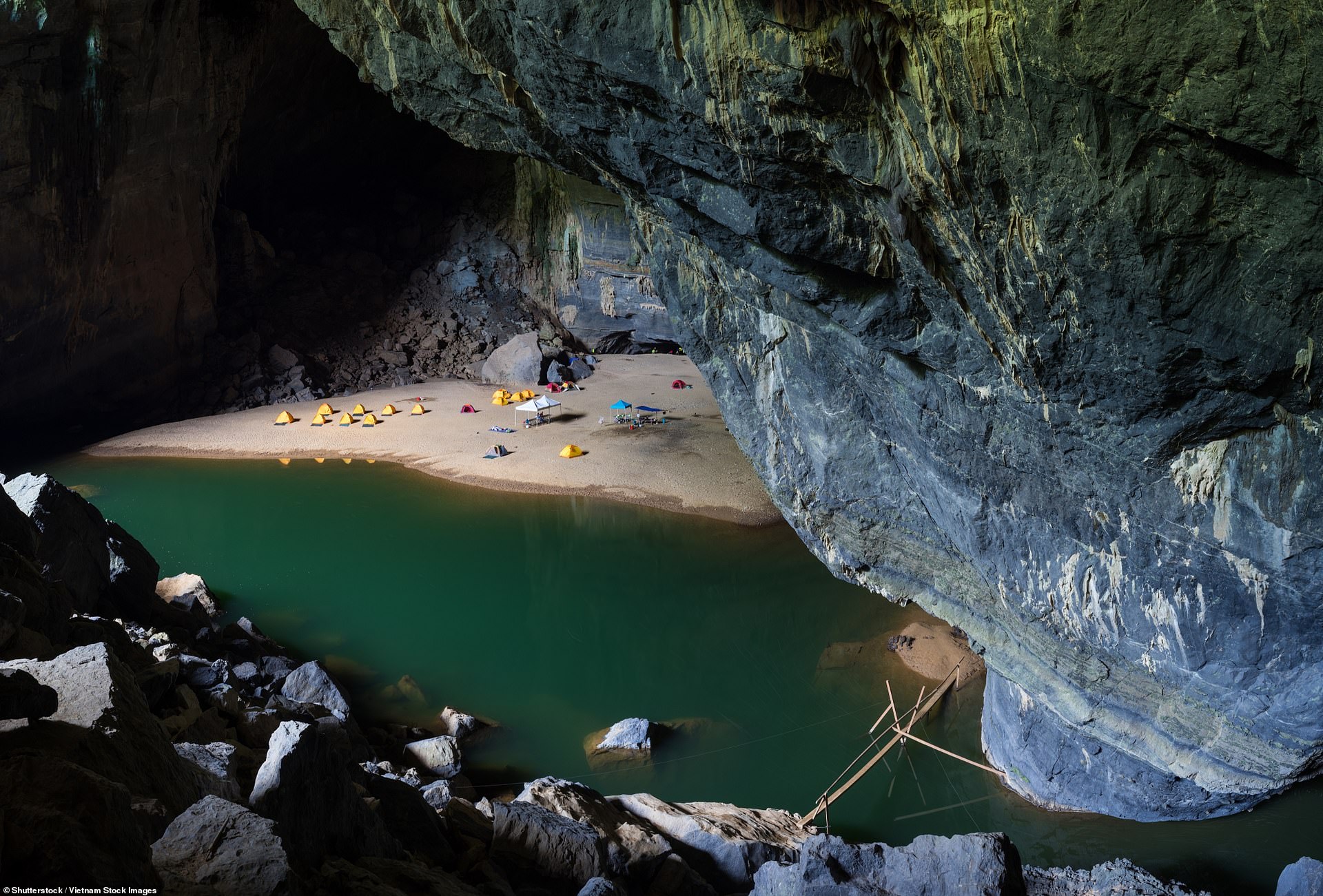 Lối vào hang Sơn Đoòng – hang động lớn nhất thế giới ở trung tâm của Vườn quốc gia Phong Nha Kẻ Bàng ở miền trung Việt Nam. Nó được mở cửa cho công chúng kể từ năm 2013.