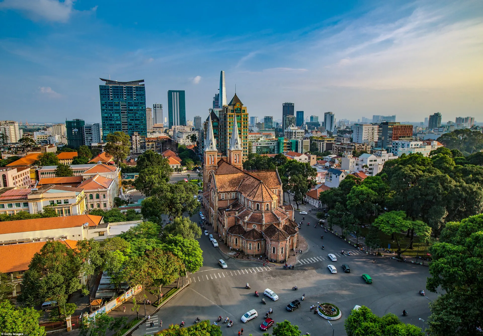 Nhà thờ chính tòa Đức Mẹ Vô nhiễm Nguyên tội nằm ở trung tâm Hồ Chí Minh. Trước đây được gọi là Sài Gòn, đó là nơi các tòa tháp tương lai hòa quyện với các tòa nhà trang nhã của thời kỳ thuộc địa Pháp, được tẩm ướp với khối lượng lớn các cây lau nhà