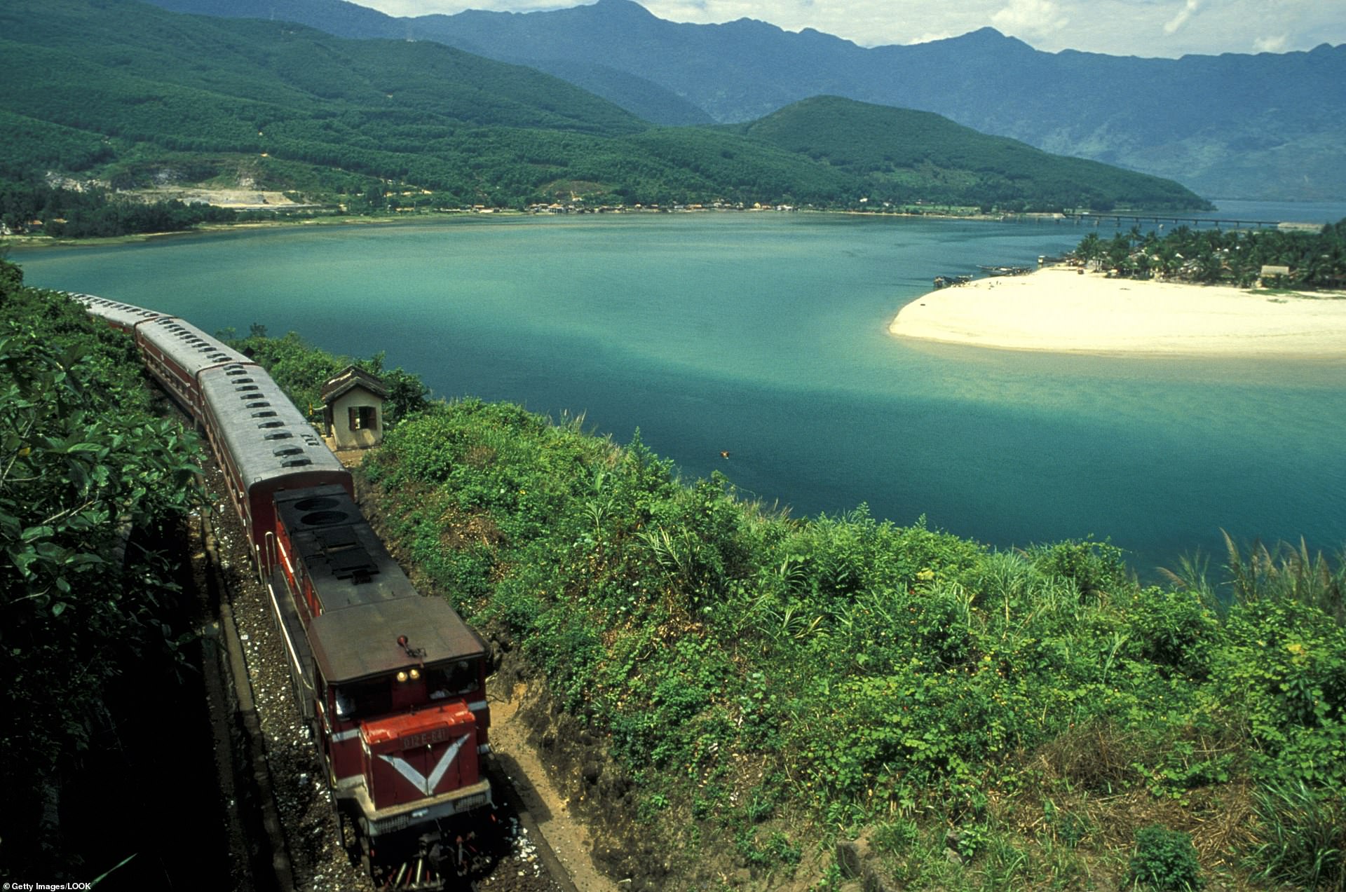 Một chuyến tàu dọc theo bờ biển dài 2.000 m của Việt Nam.