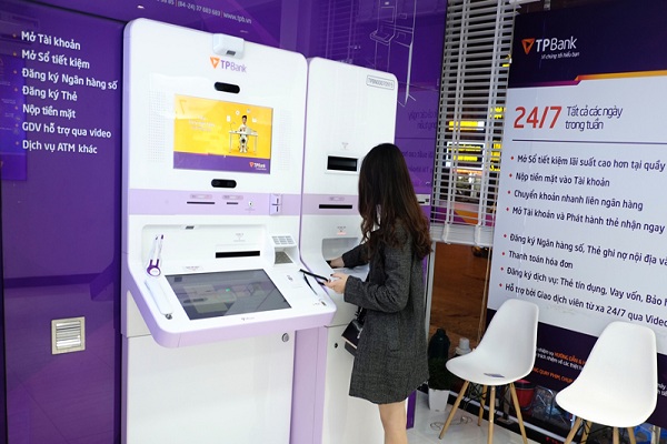 Một người phụ nữ đang thực hiện việc nộp tiền tại LiveBank, sau khi mới mở tài khoản và nhận thẻ ATM ngay tại chỗ chỉ trong ít phút