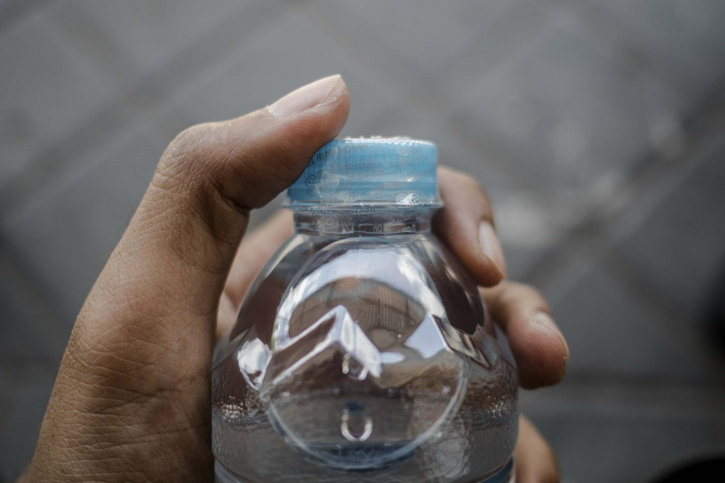Học sinh được khuyến khích đổi chai nhựa thay cho phí đầu vào