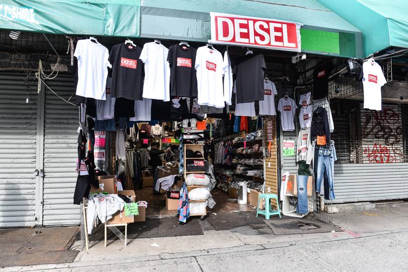 Diesel hạ nhục hàng fake bằng cách bán hàng nhái của chính mình