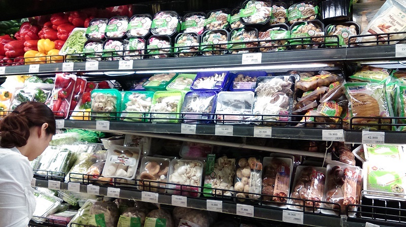 Hàng trăm loại nấm của các công ty, cơ sở sản xuất trong và ngoài nước được bày bán ở khắp các siêu thị, chợ đầu mối, chợ dân sinh. Ảnh: Việt Chinh