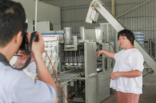 Bà Dương Thị Thu Huệ giới thiệu máy trộn nguyên liệu