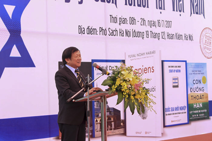 Ông Đào Trọng Tứ - Tổng thư ký mạng lưới sông ngòi Việt Nam phát động chương trình tặng sách 