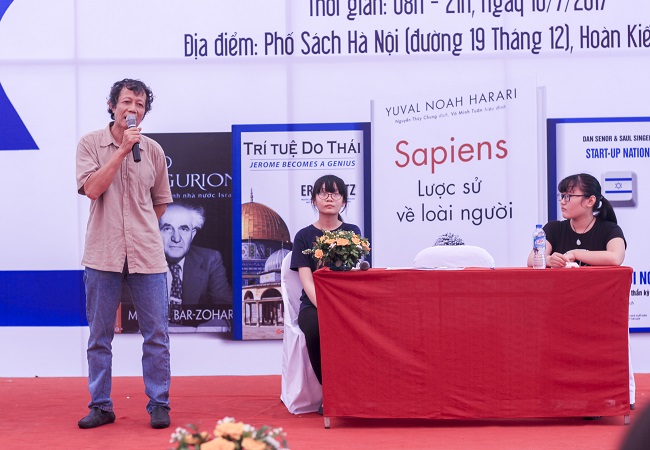 Dịch giả Nguyễn Trí Dũng mở đầu buổi giao lưu