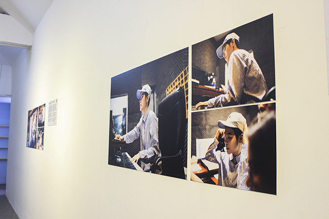 Ca sĩ Vũ Cát Tường cũng là một trong những nhân vật ảnh của triển lãm. Ảnh: Việt Chinh