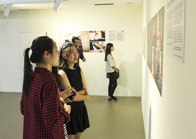 Nhiều bạn trẻ đến xem triển lãm. Ảnh: Việt Chinh
