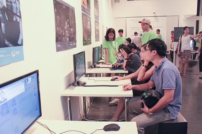 Ngay sau khi khai mạc, triển lãm đã thu hút được nhiều người tham quan và trải nghiệm thử các trò chơi điện tử