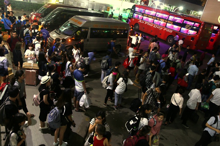Trời tối nhưng tại bến xe Giáp Bát, rất nhiều người vẫn đang chờ xe