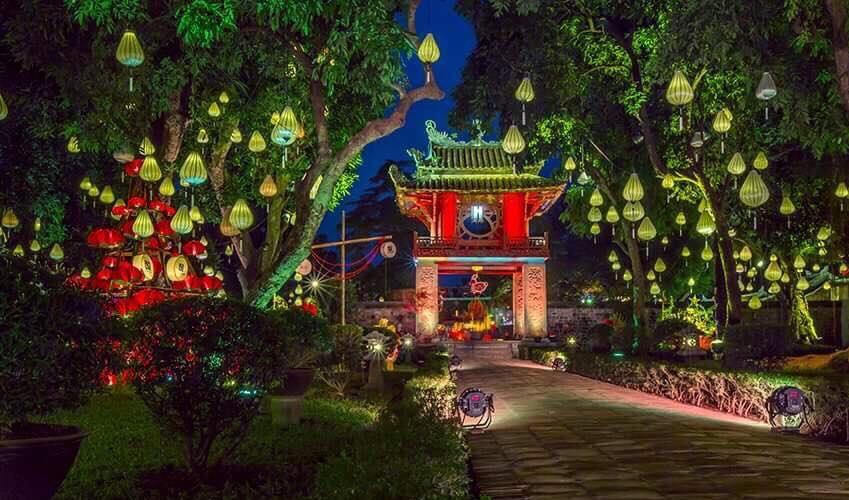 Năm nay, UBND Hà Nội cũng đầu tư treo hàng nghìn chiếc đèn lồng được trang trí kết hợp với ánh sáng, âm nhạc ở khắp Văn Miếu - Quốc Tử Giám (Hà Nội) tạo sự khác biệt độc đáo trong dịp Tết Trung thu 2017.