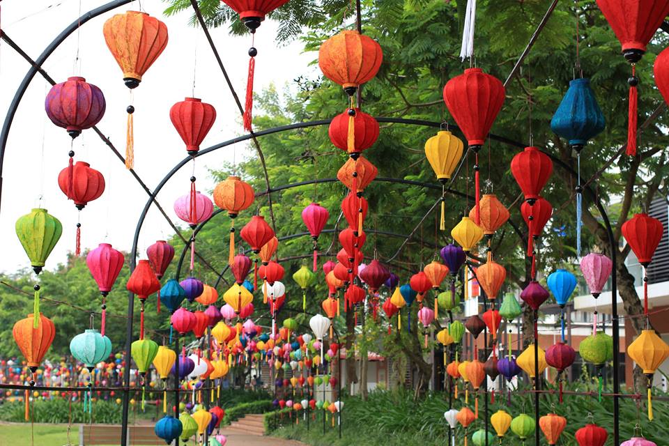 Tại khu tổ hợp vui chơi giải trí LePARC, Gamuda City, Gần Công viên Yên Sở, Hoàng Mai cũng khiến giới trẻ Hà Thành háo hức đổ về đây bởi sự kiện lễ hội Đèn lồng Gamuda rực rỡ.
