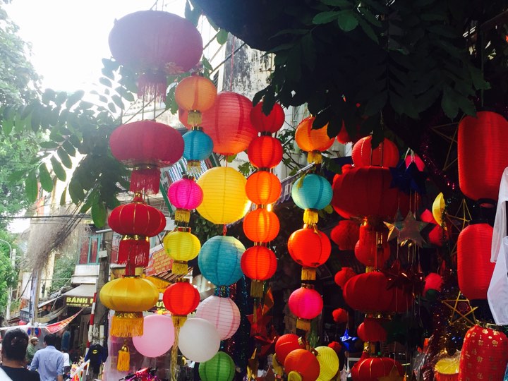 Hầu hết các con đường nhỏ ở phố cổ Hà Nội được trang trí bởi những dãi lồng đèn đủ màu sắc.
