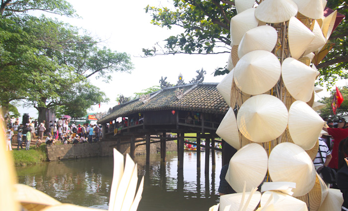 Cầu ngói là di tích văn hóa nổi tiếng đất Cố Đô. Ảnh: An Nguyên.
