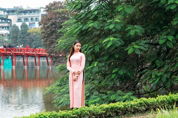 Với giới trẻ, có thể bờ hồ Hoàn Kiếm là địa điểm đầu tiên nhắc tới khi có ý định chụp ảnh trong trung tâm Hà Nội. Quanh hồ có những hàng cây rợp bóng với cầu Thê Húc, Tháp Rùa nổi bật.