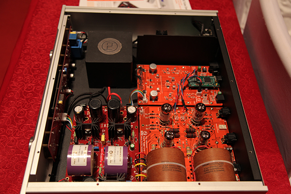 HQ-9038 Tube DAC - thiết bị 3 trong 1: máy chủ chơi nhạc kiêm DAC và pre-amplifer.