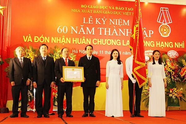 Nhà xuất bản Giáo Dục Việt Nam đón nhận Huân chương Lao động hạng Nhì.