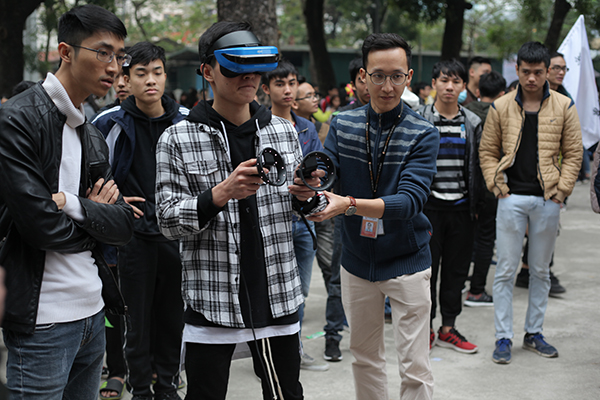 Tham gia trải nghiệm kính thực tế ảo thu hút sự quan tâm của nhiều bạn trẻ.