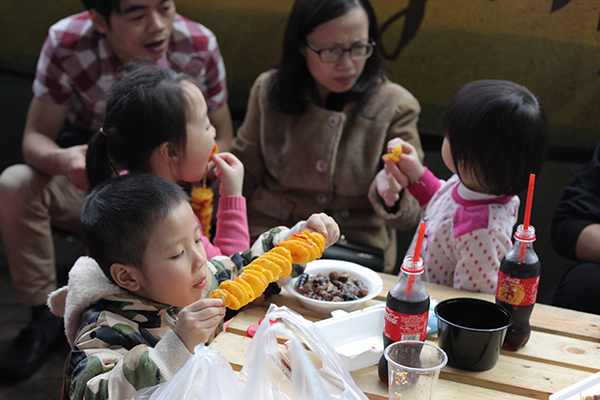 Lễ hội thu hút không chỉ giới trẻ mà còn cả các gia đình đưa con em mình tới thưởng thức đồ ăn.