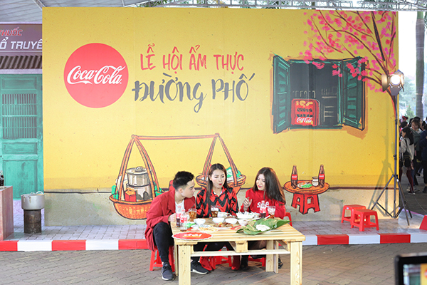Tới với lễ hội, 50 món ăn nổi tiếng khắp Hà Nội có mặt tại lễ hội ẩm thực đường phố Coca cola.
