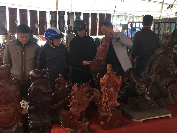 Đồ gỗ thủ công mỹ nghệ cũng nhận được sự chú ý, có giá thành không hề rẻ nhưng lại là thú chơi đậm nét văn hoá, tín ngưỡng Việt.