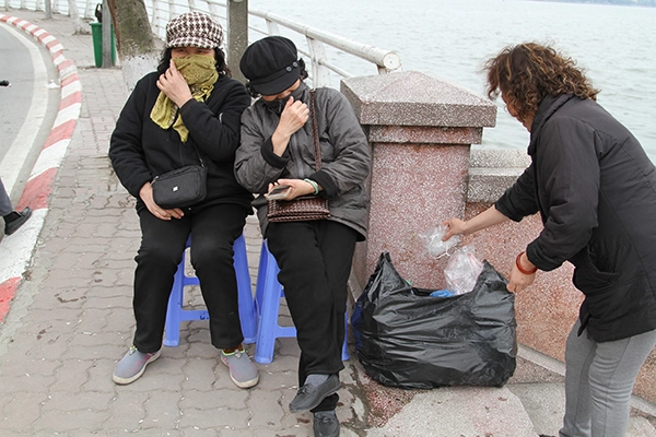 Hội phụ nữ tại các địa phương đã lên kế hoạch phân công người phụ trách tại từng điểm để người dân chỉ thả cá không thả rác.