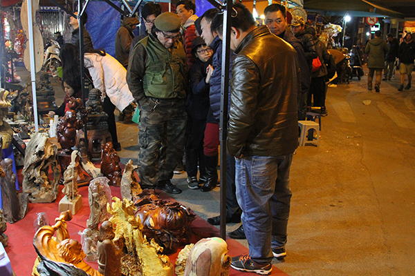 Phiên chợ tết trên phố Hàng Mã kéo dài nửa đêm.
