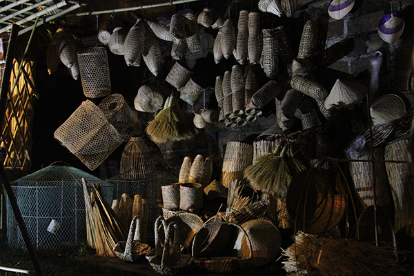 Các sản phẩm thủ công mây tre đan, chổi quét nhà, nón, thúng, nia truyền thống.