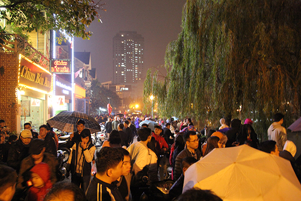 Thời tại thủ đô Hà Nội xuất hiện mưa xuân khá dày nhưng vẫn không thể làm ảnh hưởng tới du xuân đón Tết đầu năm, chờ đón xem pháo hoa giao thừa của người dân.